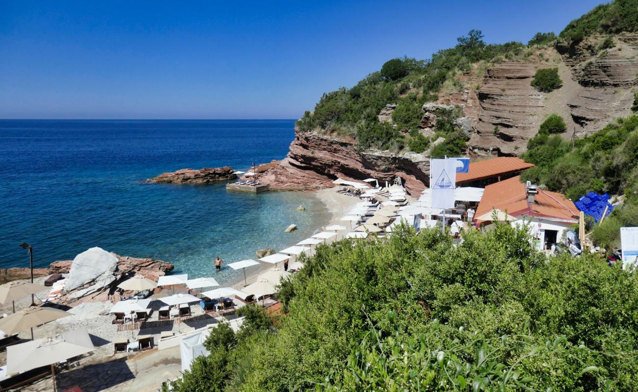 Crvena glavica beach'in fotoğrafı küçük kahverengi çakıllar yüzey ile