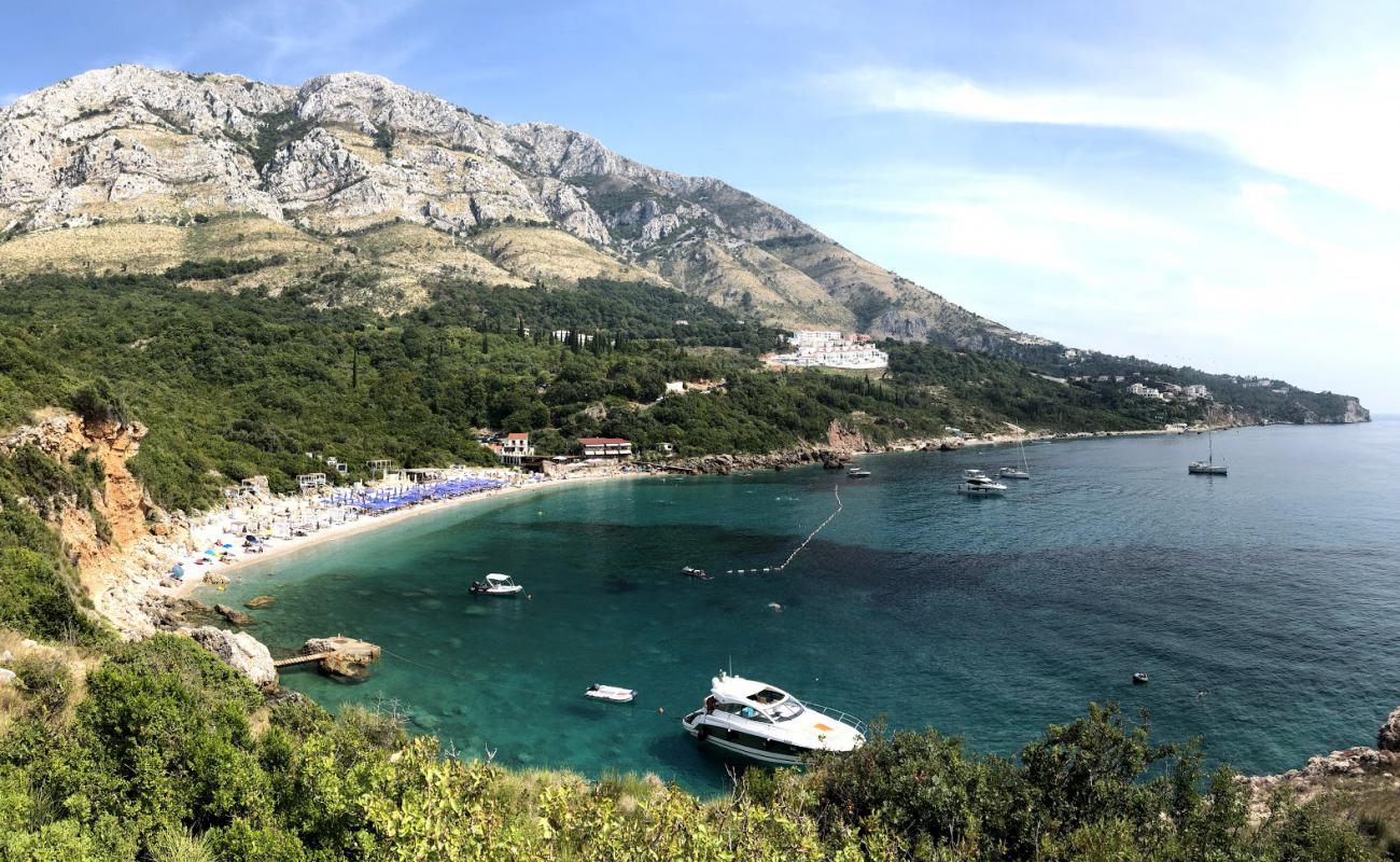 Drobni Pijesak beach'in fotoğrafı bej çakıl yüzey ile