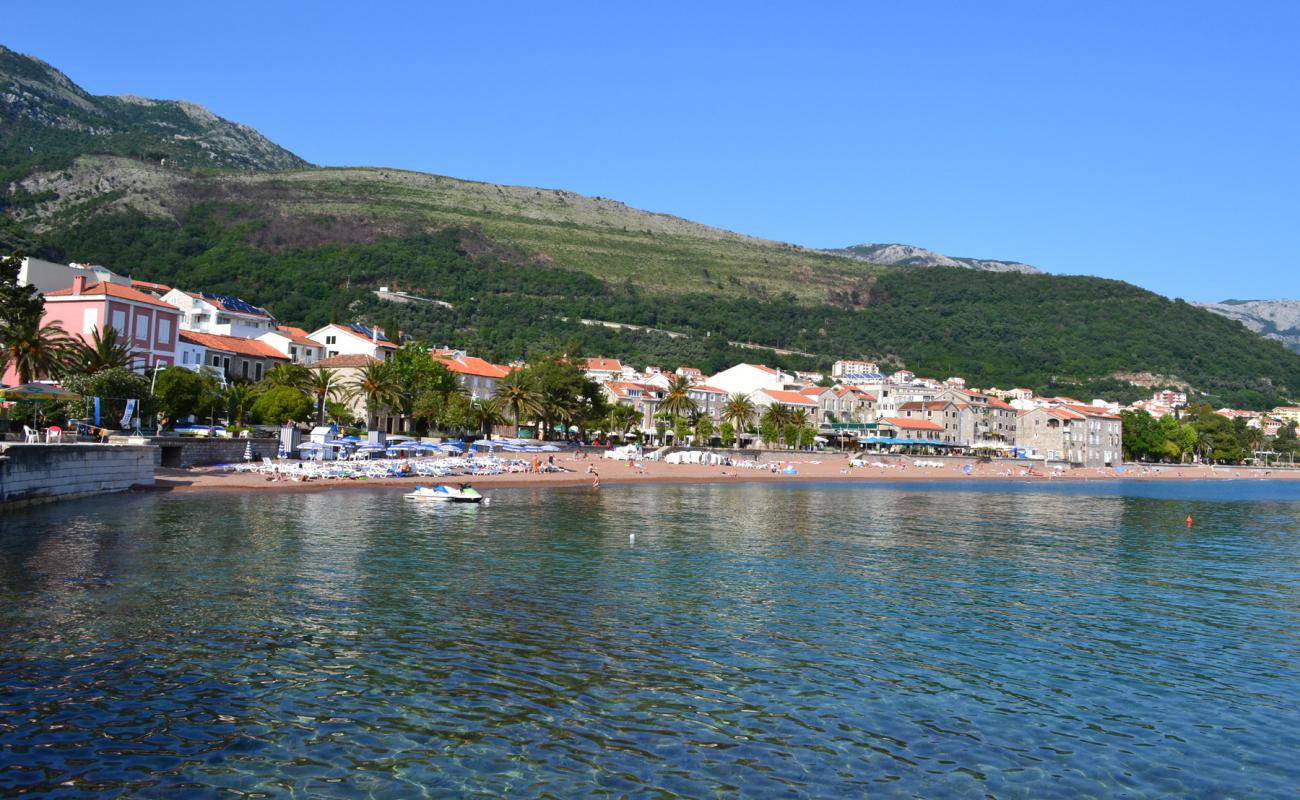 Petrovac beach'in fotoğrafı küçük kahverengi çakıllar yüzey ile