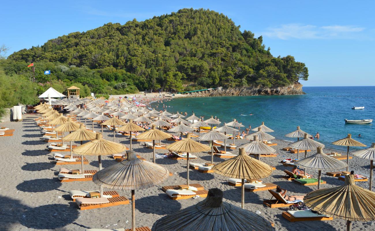 Luchica beach'in fotoğrafı gri kum yüzey ile