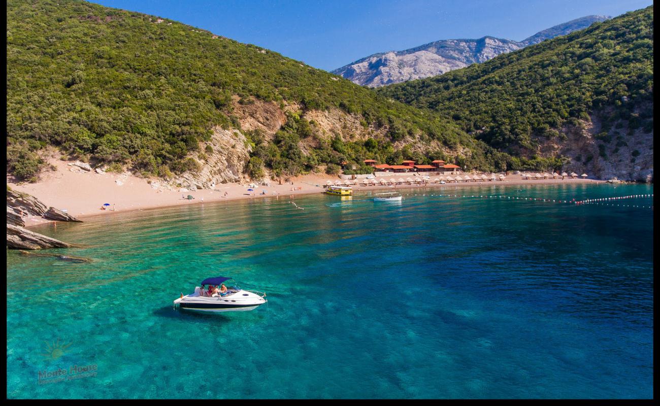 Kraljichina beach'in fotoğrafı hafif ince çakıl taş yüzey ile