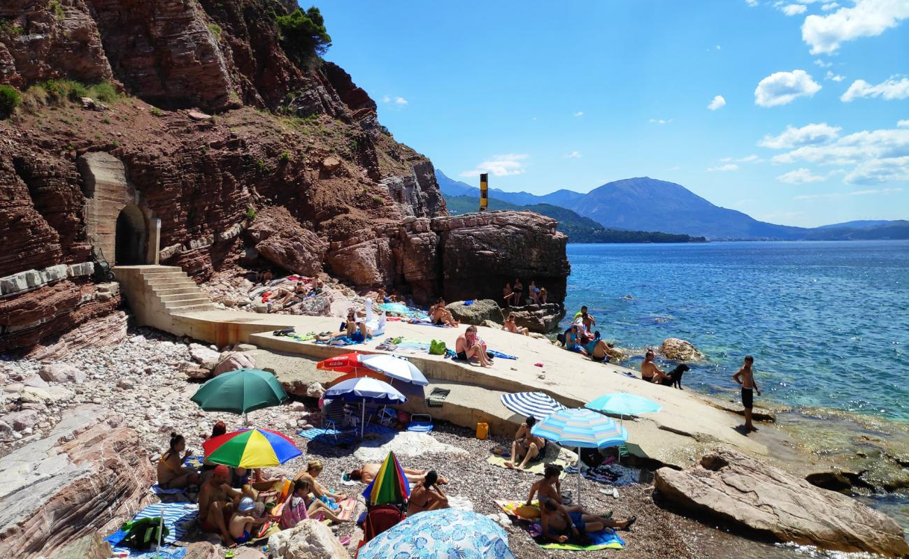 Devachen beach'in fotoğrafı taşlı kum yüzey ile