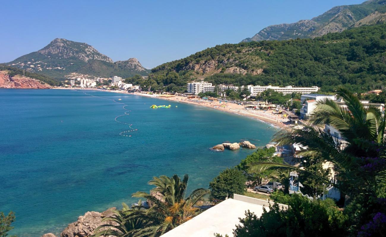 Sutomore beach'in fotoğrafı hafif ince çakıl taş yüzey ile