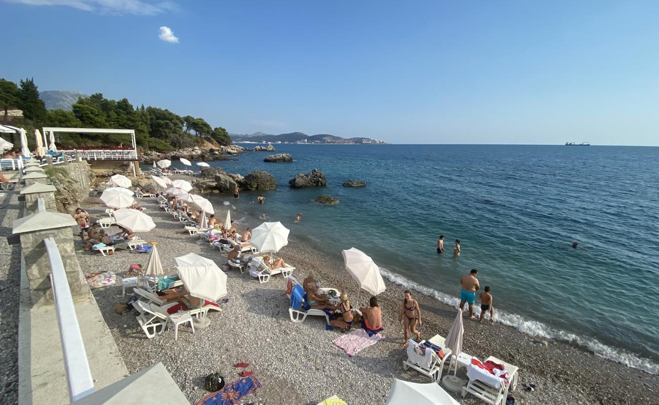 Wild beach'in fotoğrafı gri ince çakıl taş yüzey ile