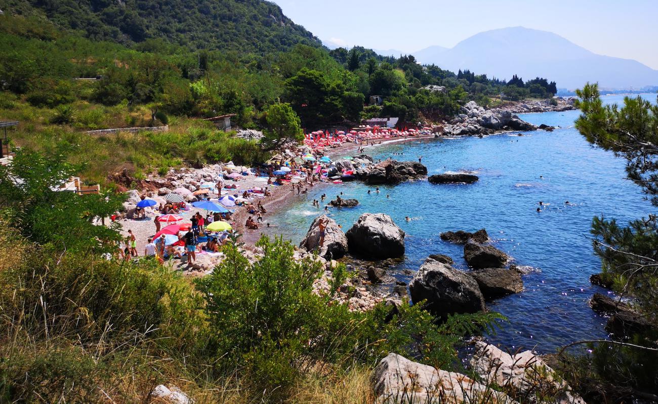 Red beach'in fotoğrafı kahverengi çakıl yüzey ile