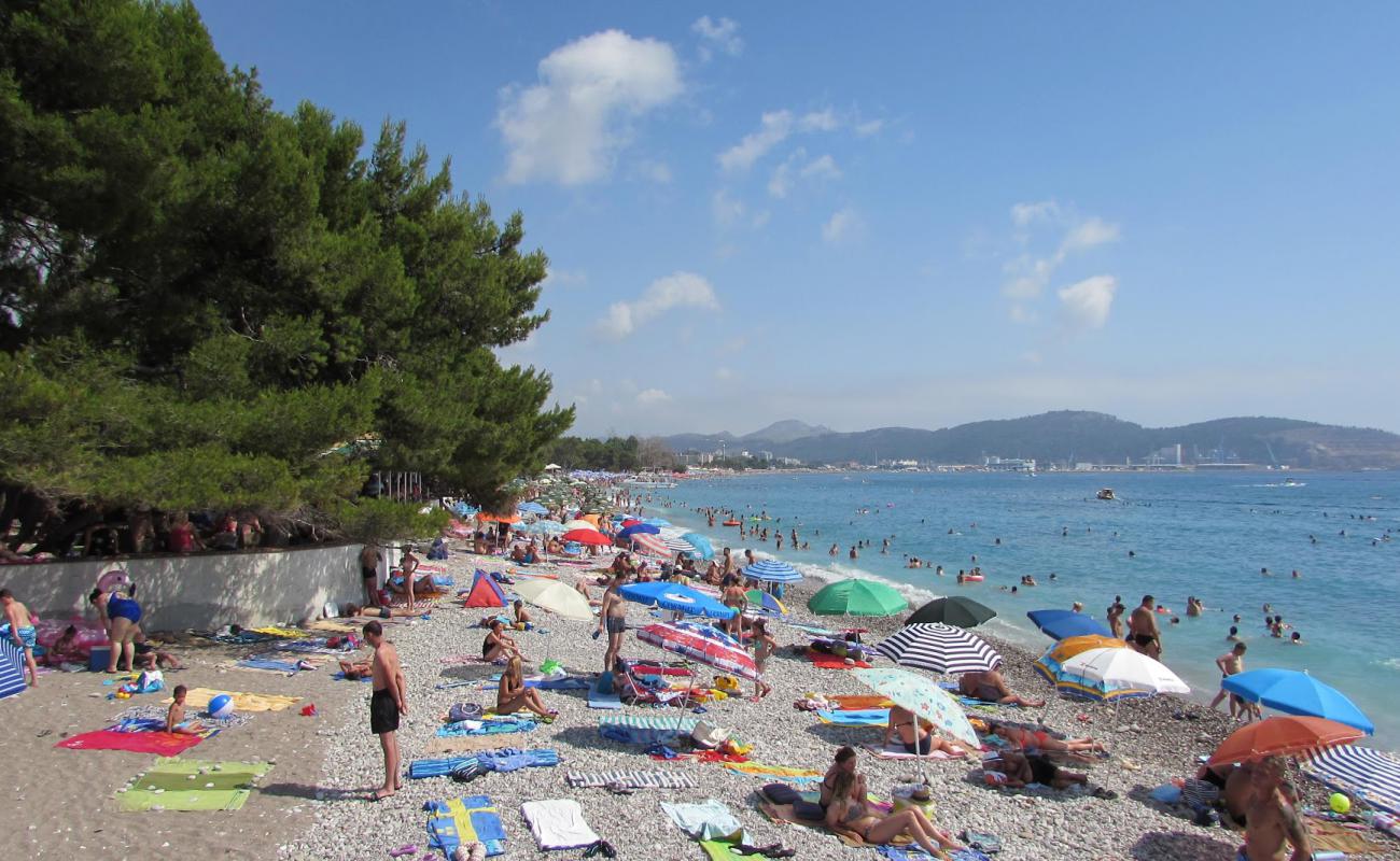 Miejska beach'in fotoğrafı bej çakıl yüzey ile