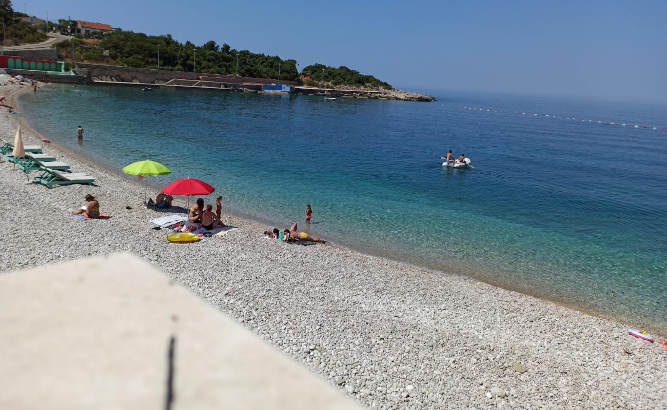 Utjeha Plajı'in fotoğrafı hafif çakıl yüzey ile