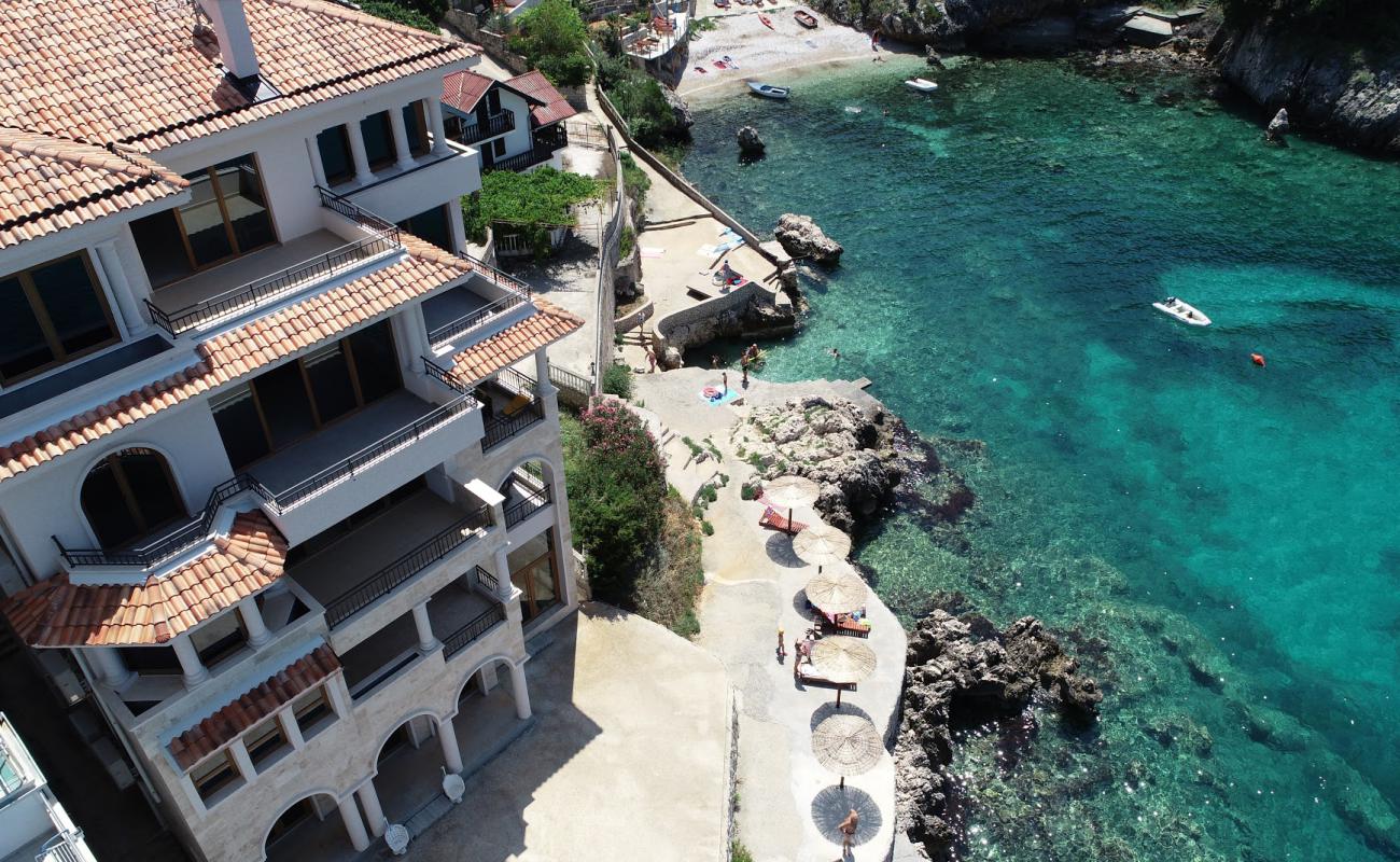 Utjeha Plaza'in fotoğrafı bej çakıl yüzey ile
