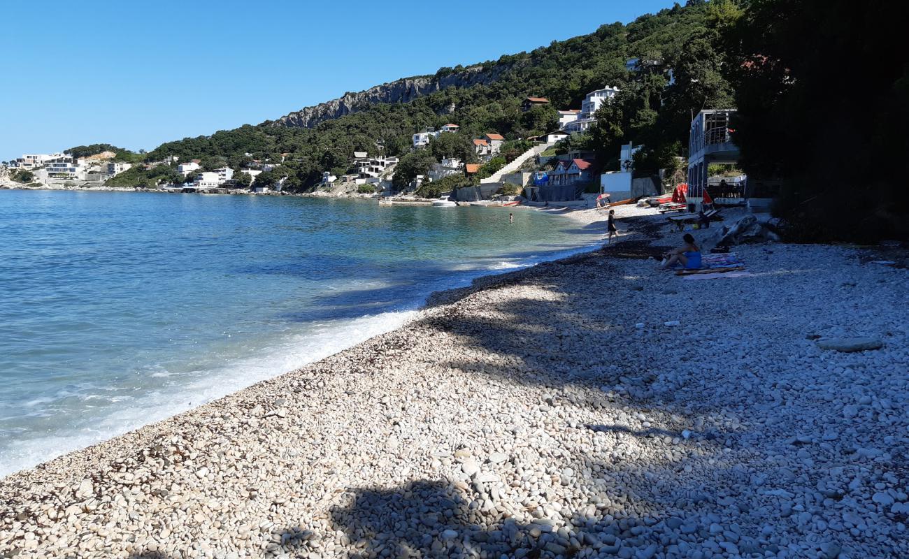 Kruche beach'in fotoğrafı bej çakıl yüzey ile