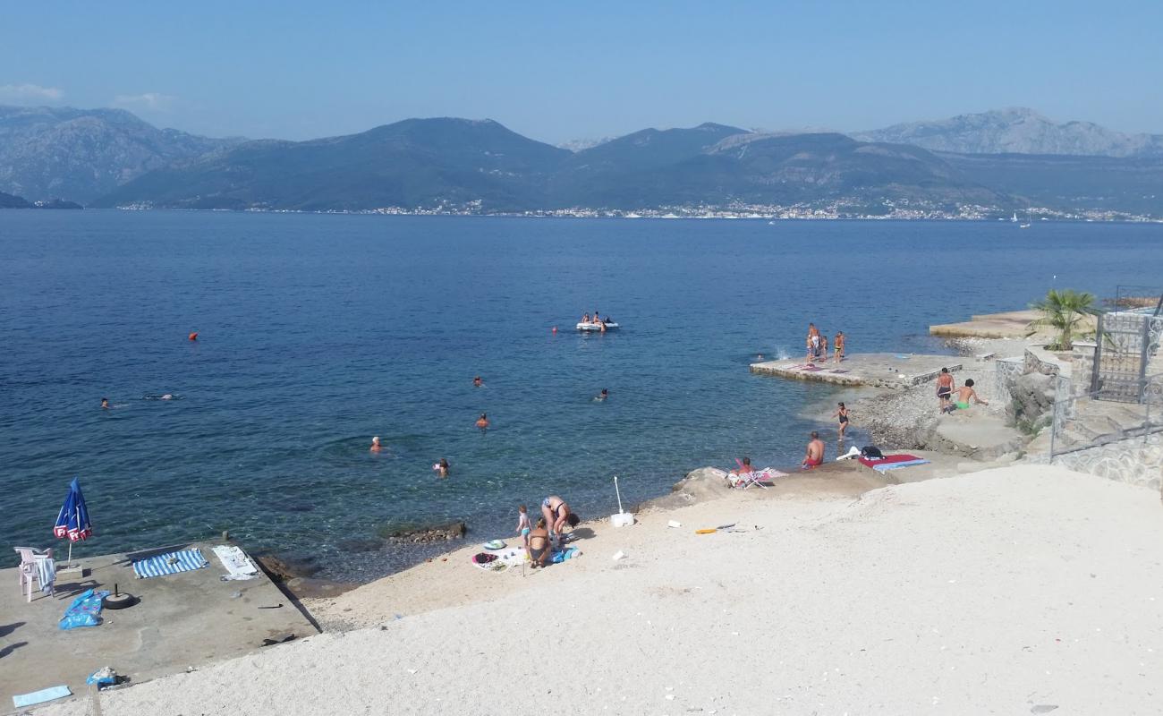 Krasici Beach'in fotoğrafı gri çakıl taşı yüzey ile