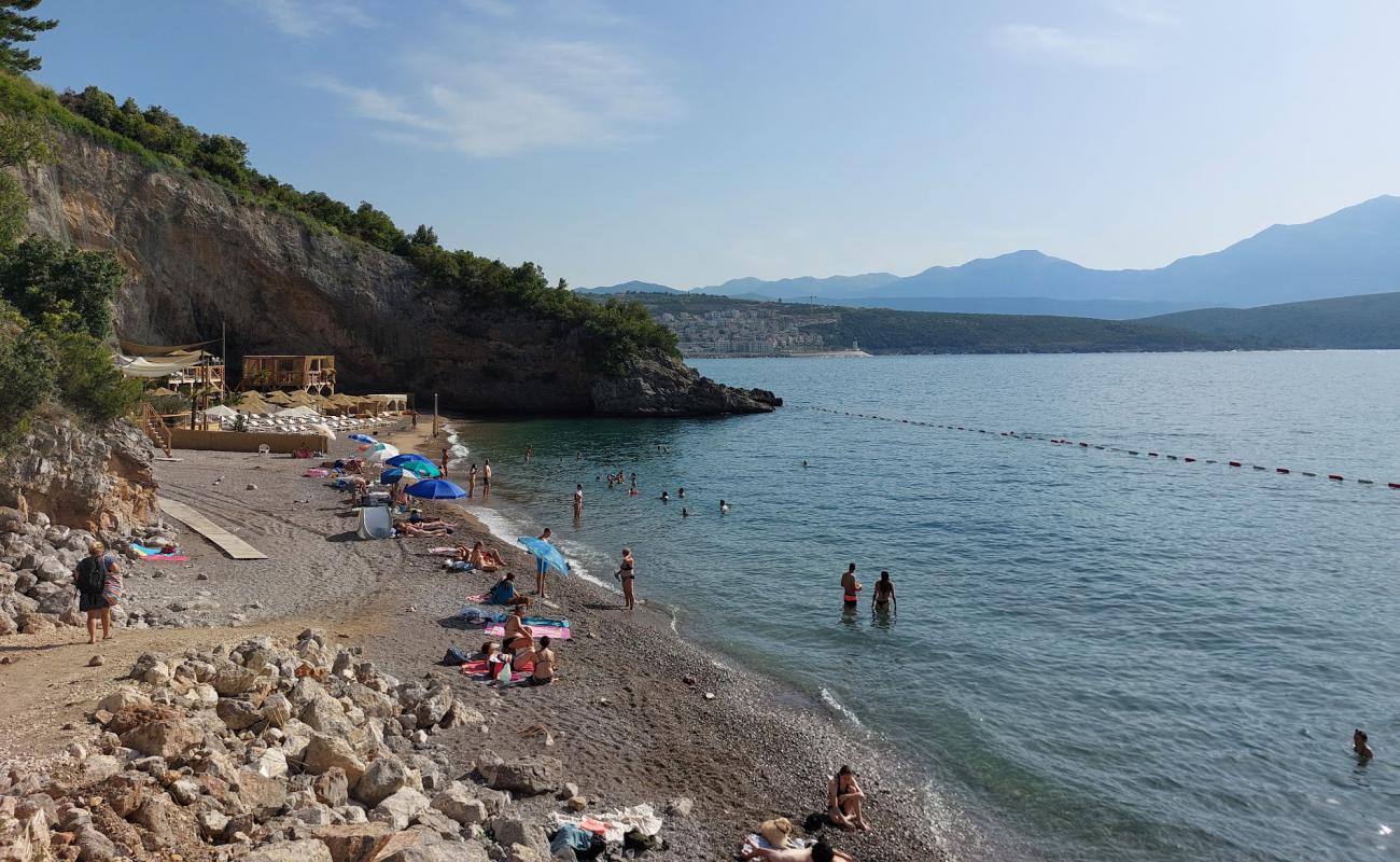 Velja Spila Beach'in fotoğrafı küçük gri çakıllar yüzey ile