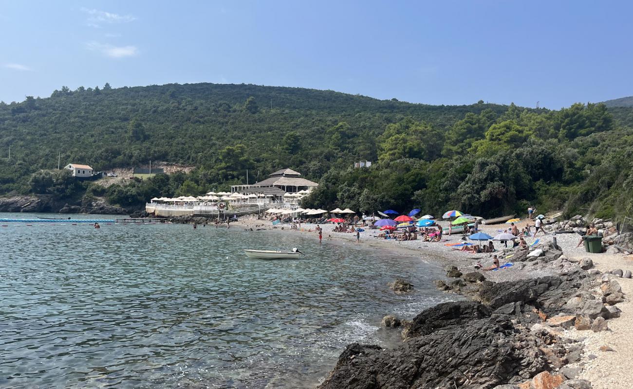 Oblatno Beach'in fotoğrafı gri kum ve çakıllar yüzey ile