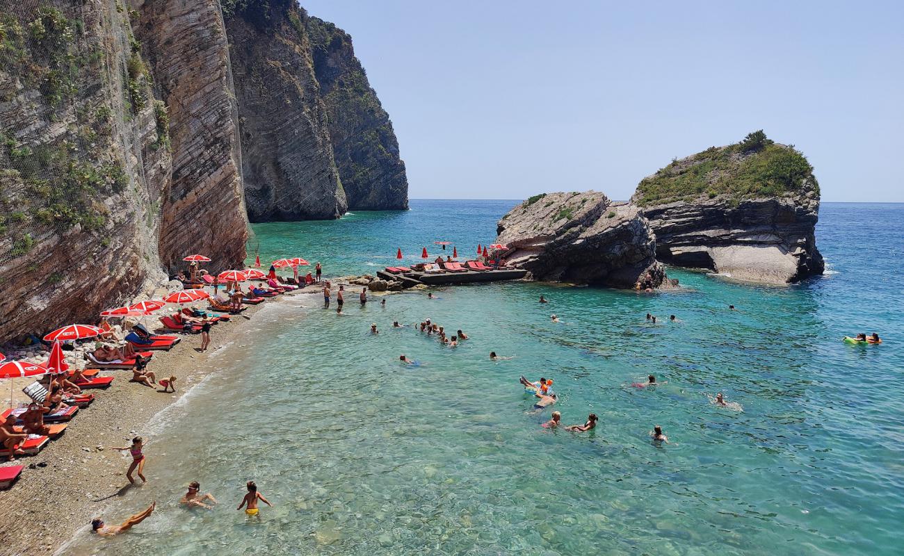Sveti Nikola Beach'in fotoğrafı gri çakıl taşı yüzey ile
