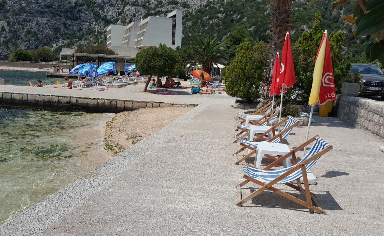 Risan Public Beach'in fotoğrafı beton kaplı yüzey yüzey ile