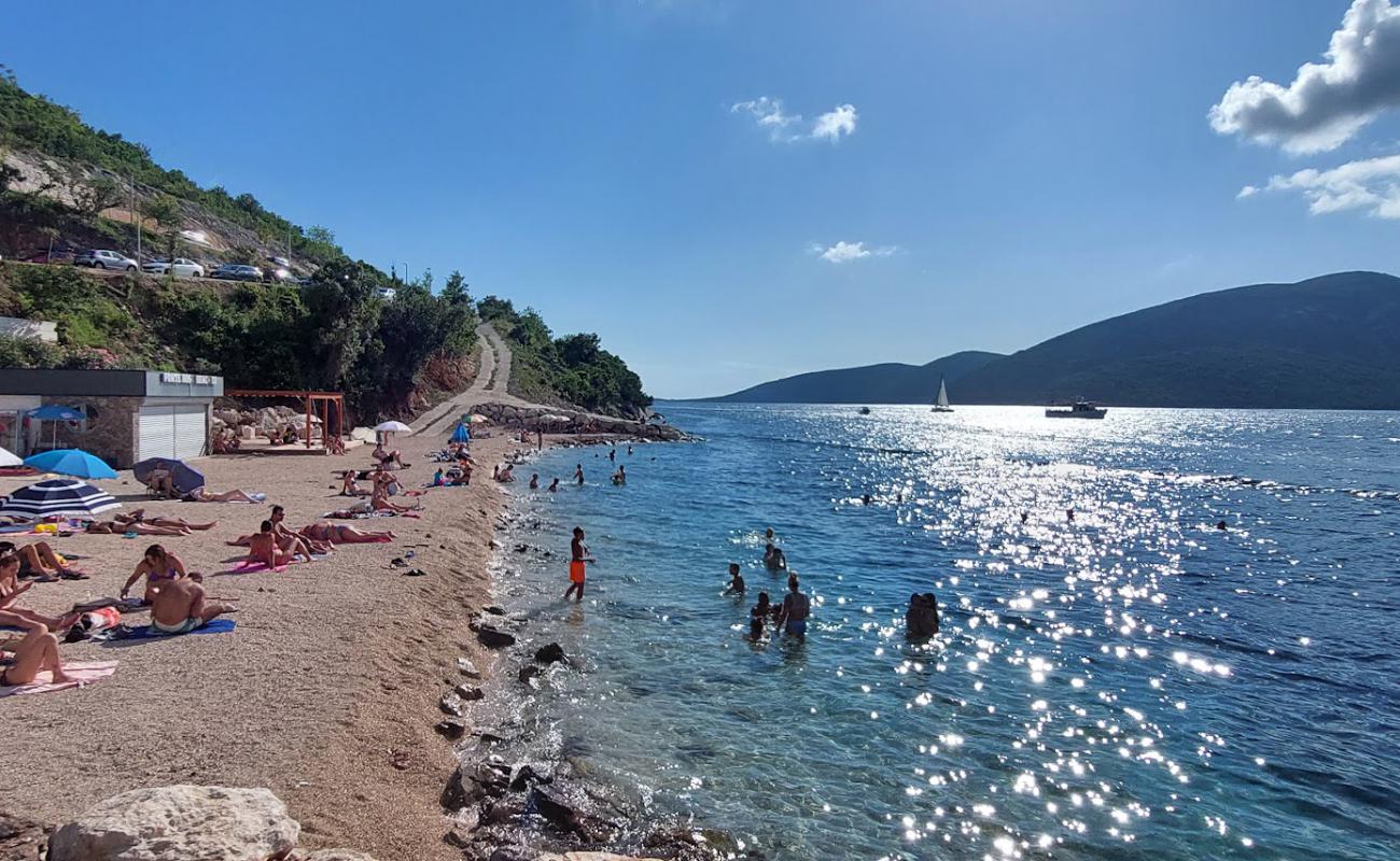 Plage de Rose'in fotoğrafı küçük gri çakıllar yüzey ile