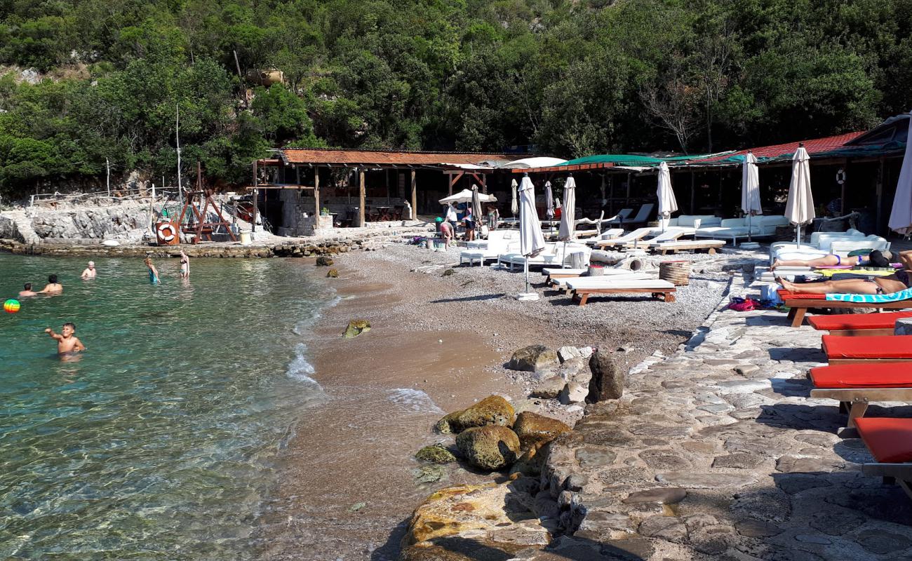 Dobrech Beach'in fotoğrafı küçük gri çakıllar yüzey ile