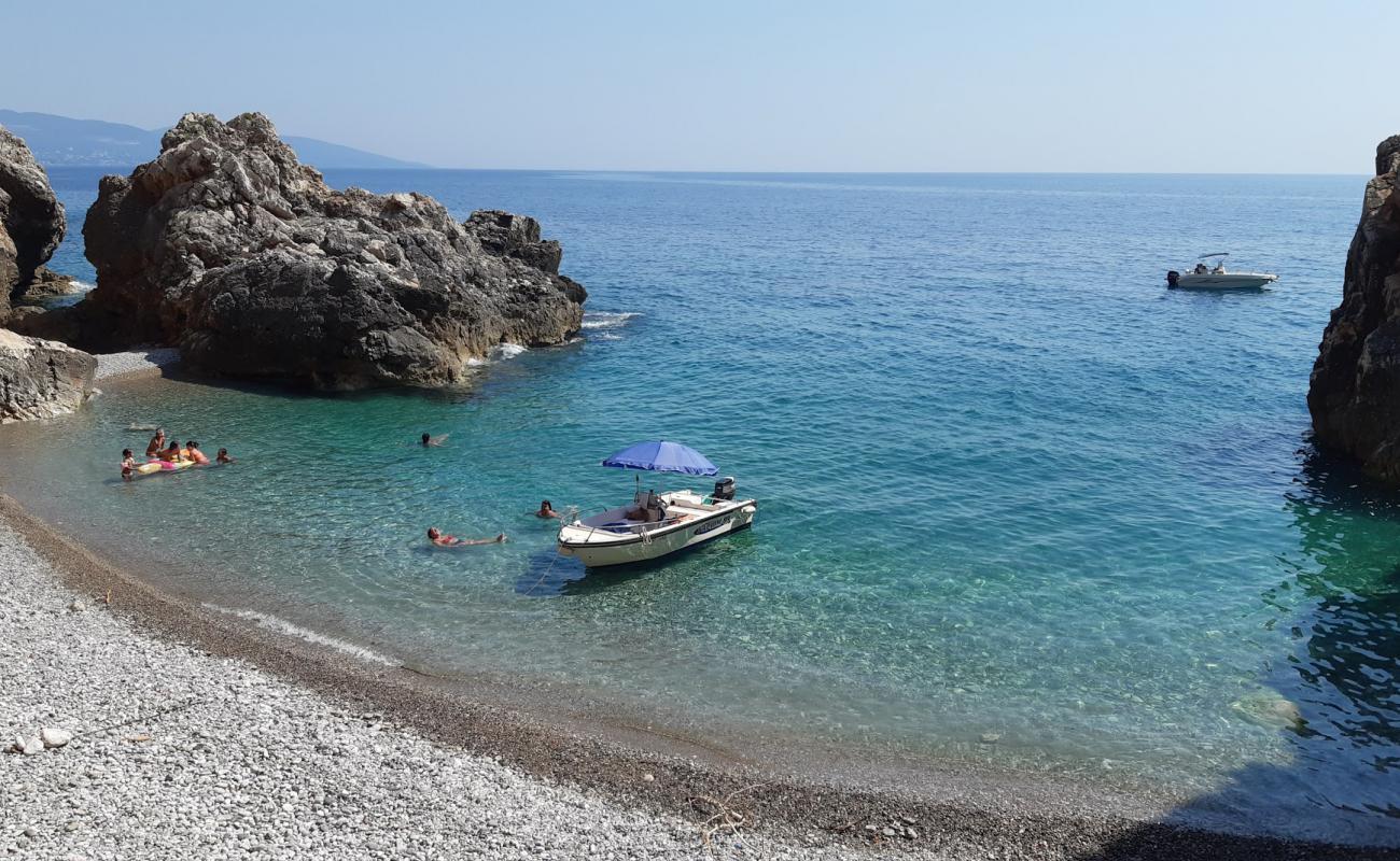 Crvena Stijena'in fotoğrafı gri çakıl taşı yüzey ile