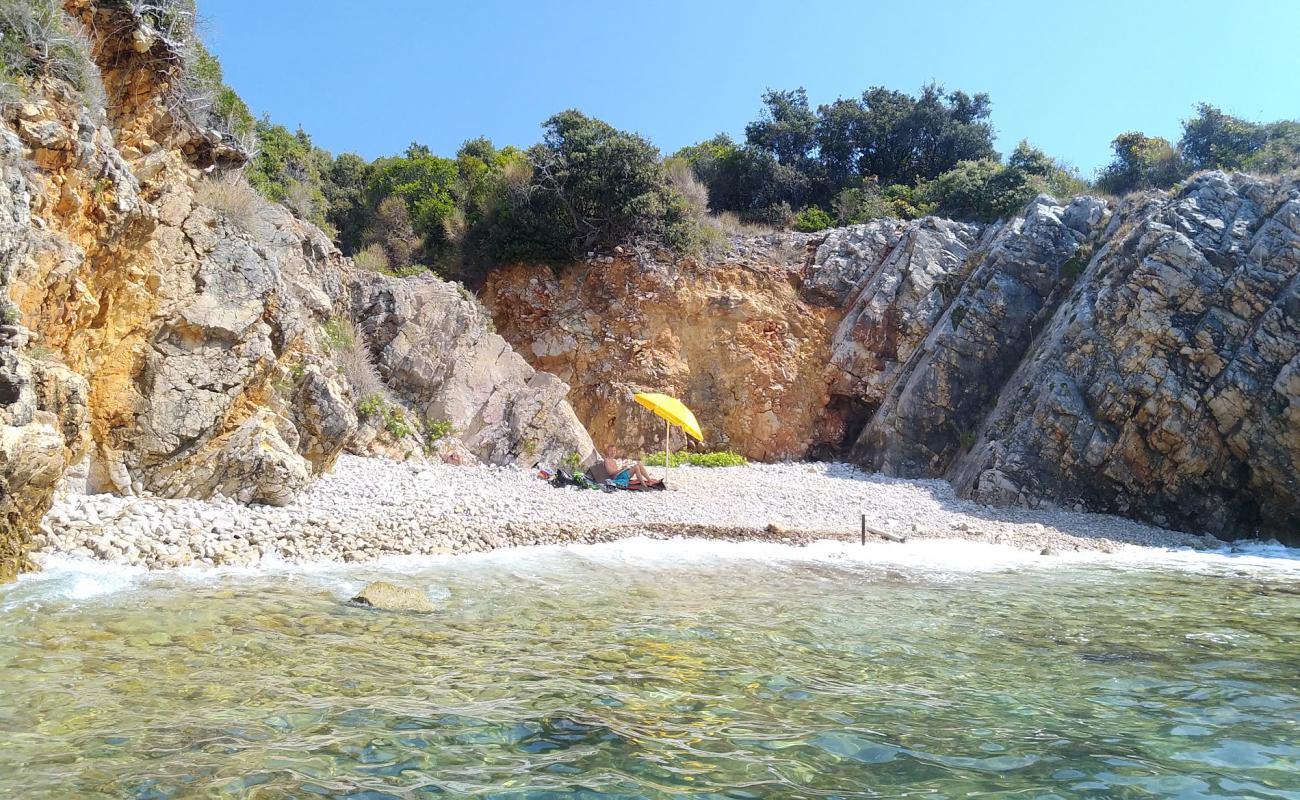 Nude Beach Utjeha'in fotoğrafı gri çakıl taşı yüzey ile