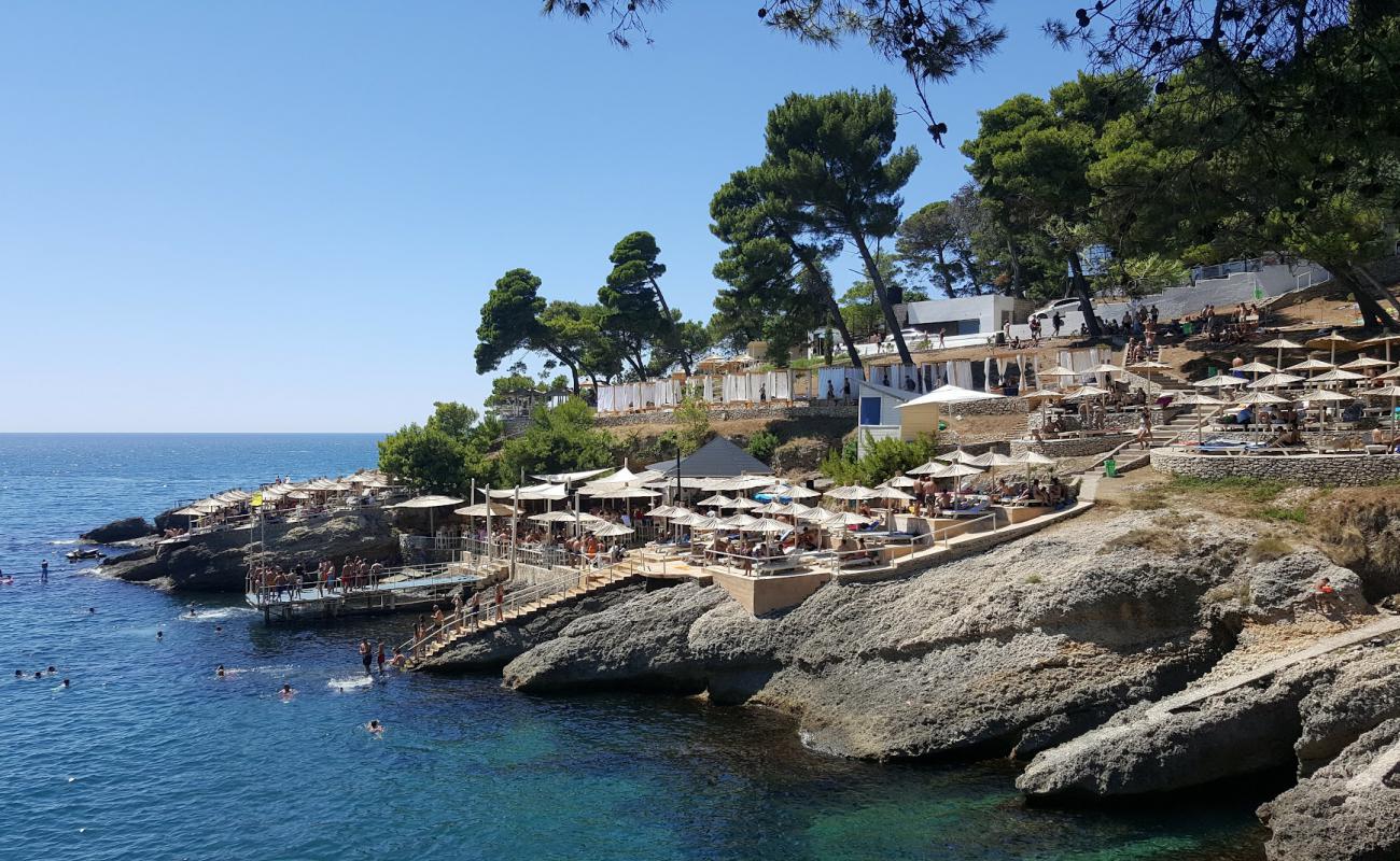 Aquarius White Beach'in fotoğrafı beton kaplı yüzey yüzey ile