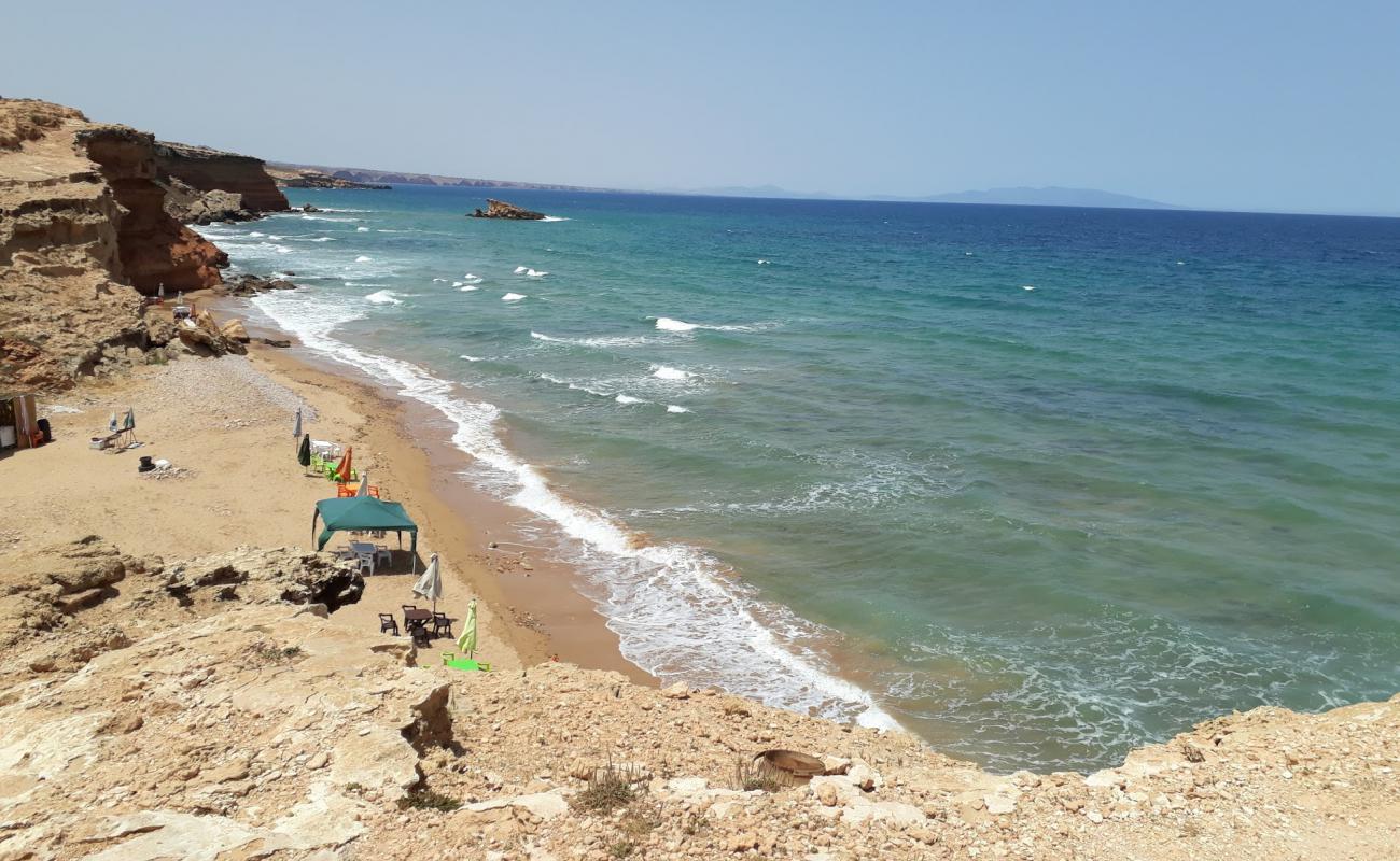 Red beach'in fotoğrafı taşlı kum yüzey ile
