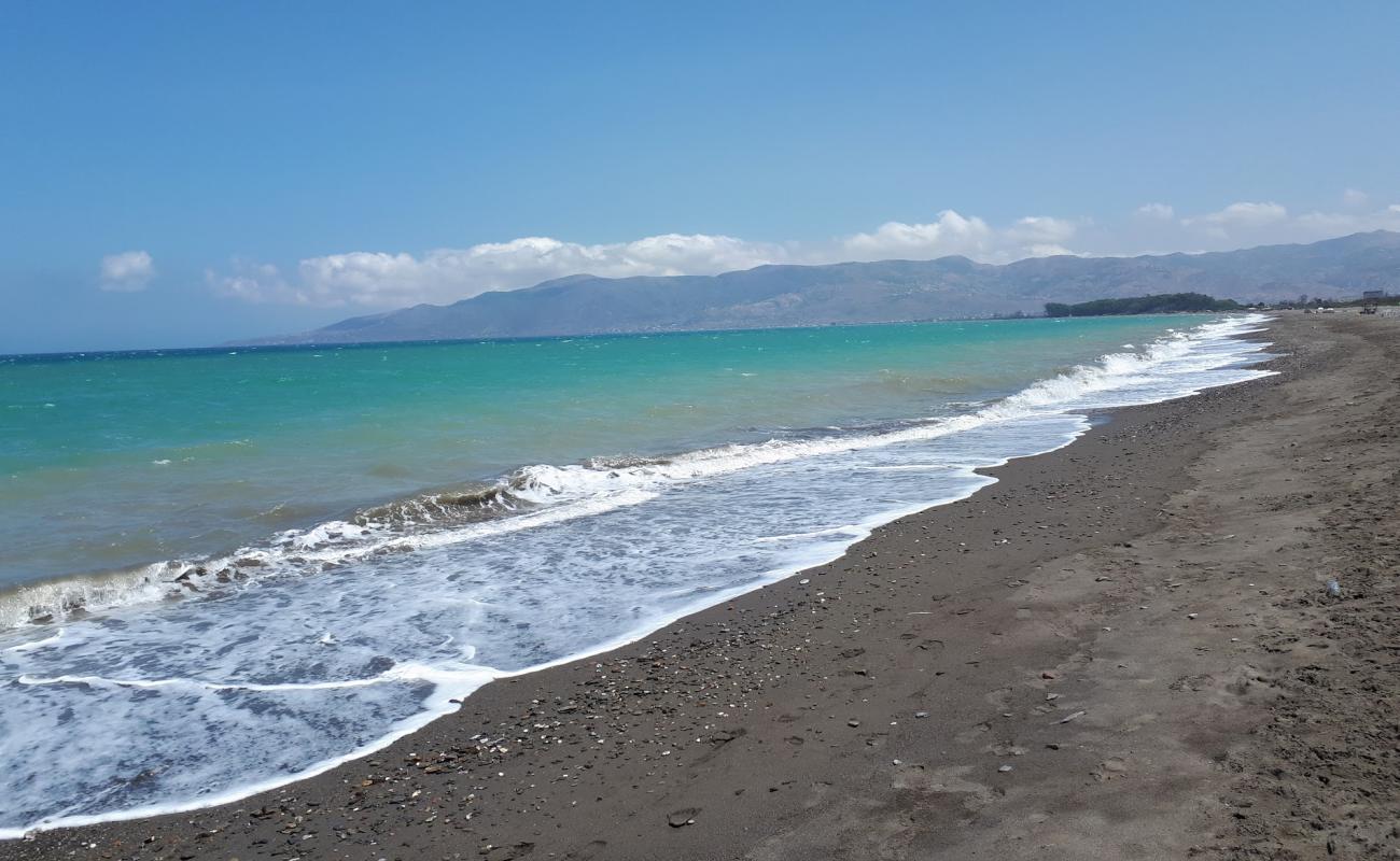 Plage Souani'in fotoğrafı gri kum yüzey ile
