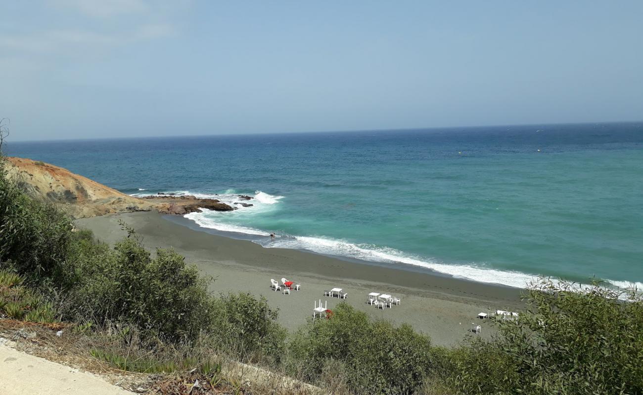 Plage Thara Youssef'in fotoğrafı siyah kum yüzey ile
