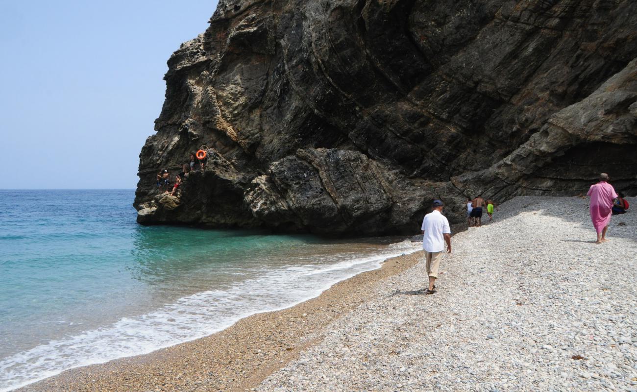 Tikkit beach'in fotoğrafı küçük gri çakıllar yüzey ile