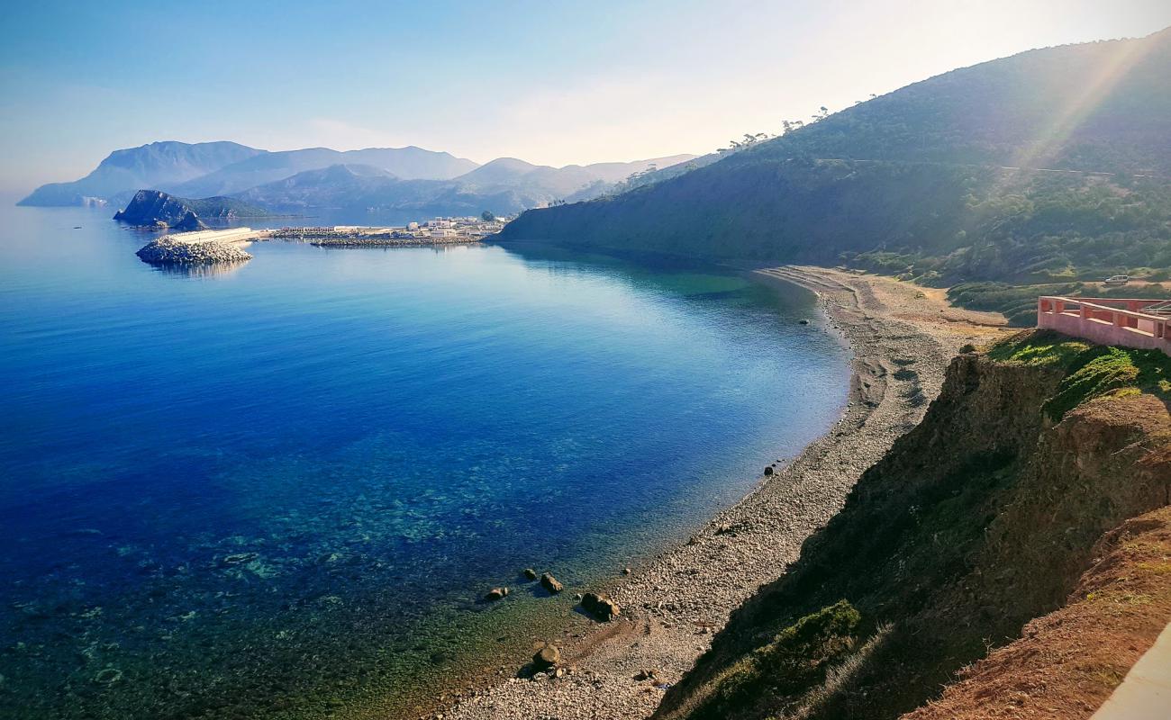 Almarsa Ighaniman Beach'in fotoğrafı kahverengi çakıl yüzey ile
