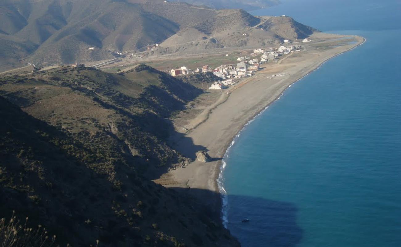 Plage Taghassa'in fotoğrafı taşlı kum yüzey ile