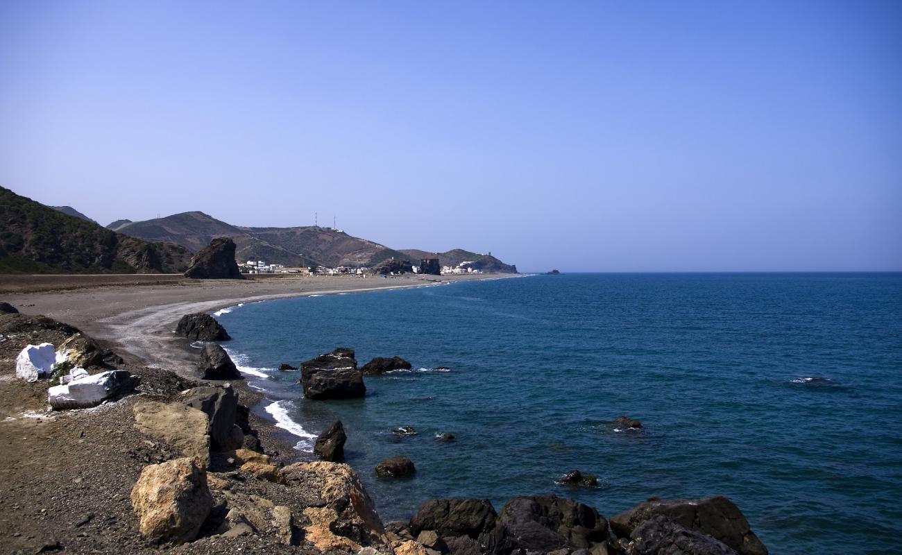Marchata beach'in fotoğrafı küçük gri çakıllar yüzey ile