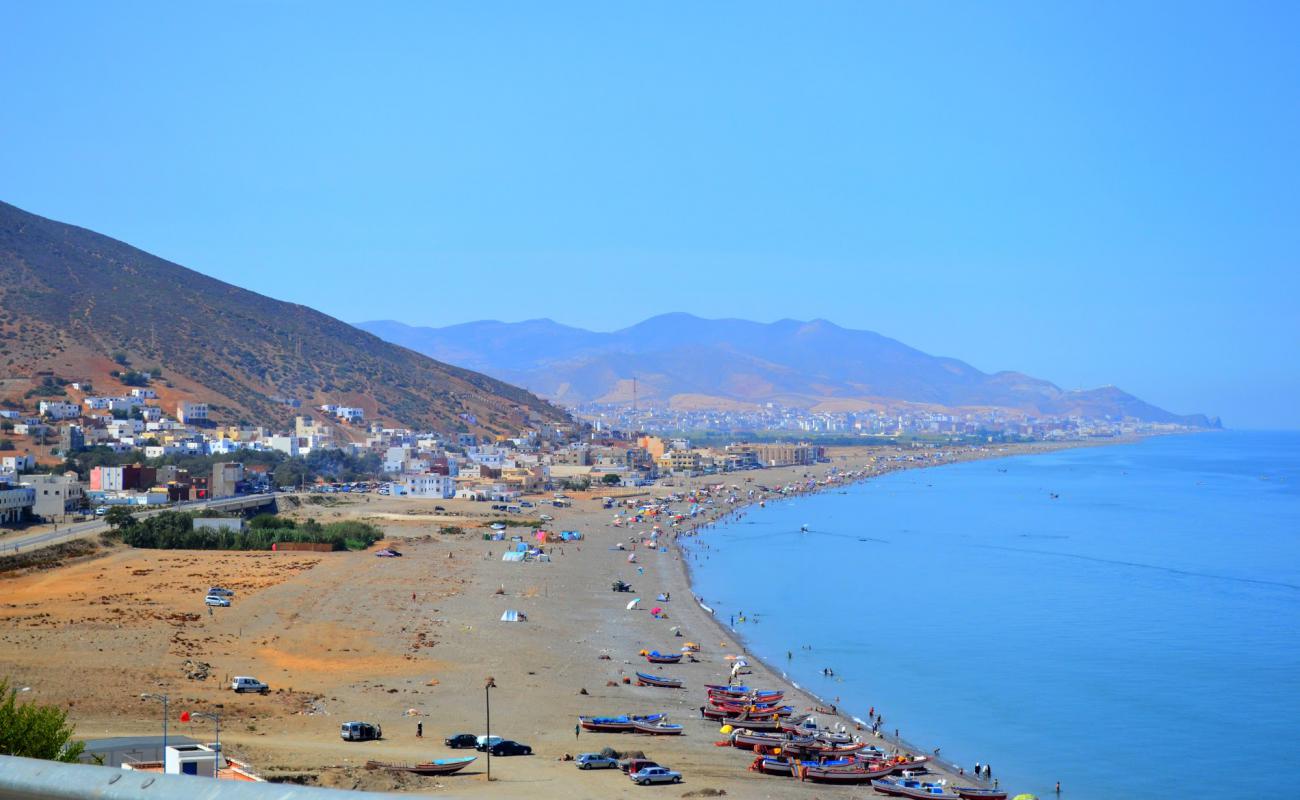 Plage Oued Laou'in fotoğrafı gri kum yüzey ile