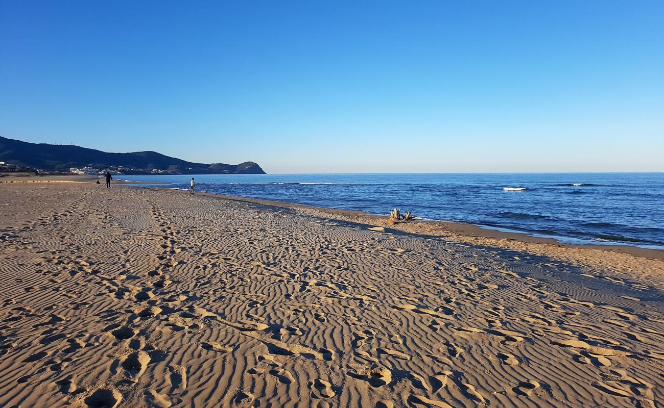 Plage de Cabo Negro'in fotoğrafı parlak ince kum yüzey ile