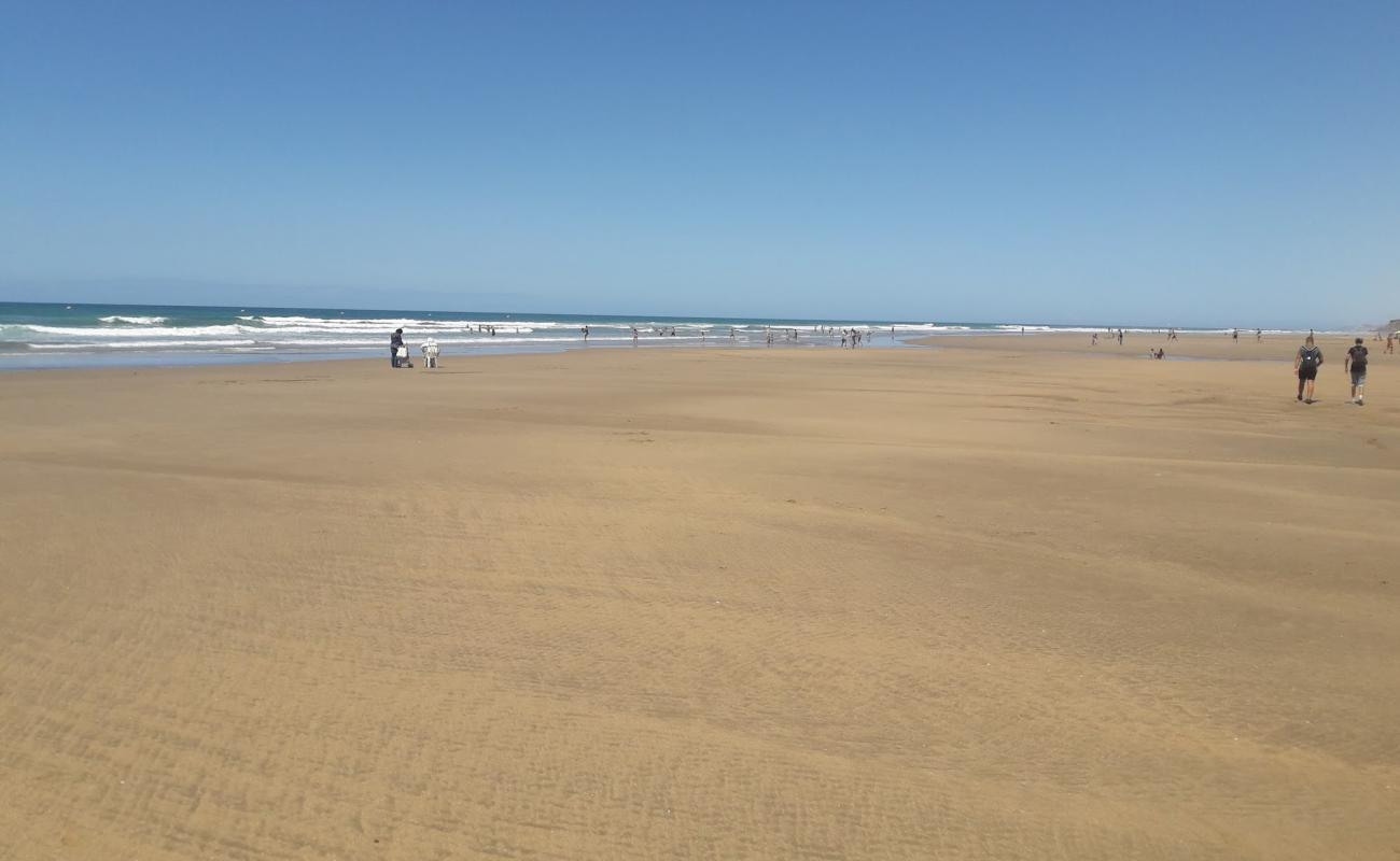 Plage Ras R'mel, Morocco'in fotoğrafı i̇nce bej kum yüzey ile