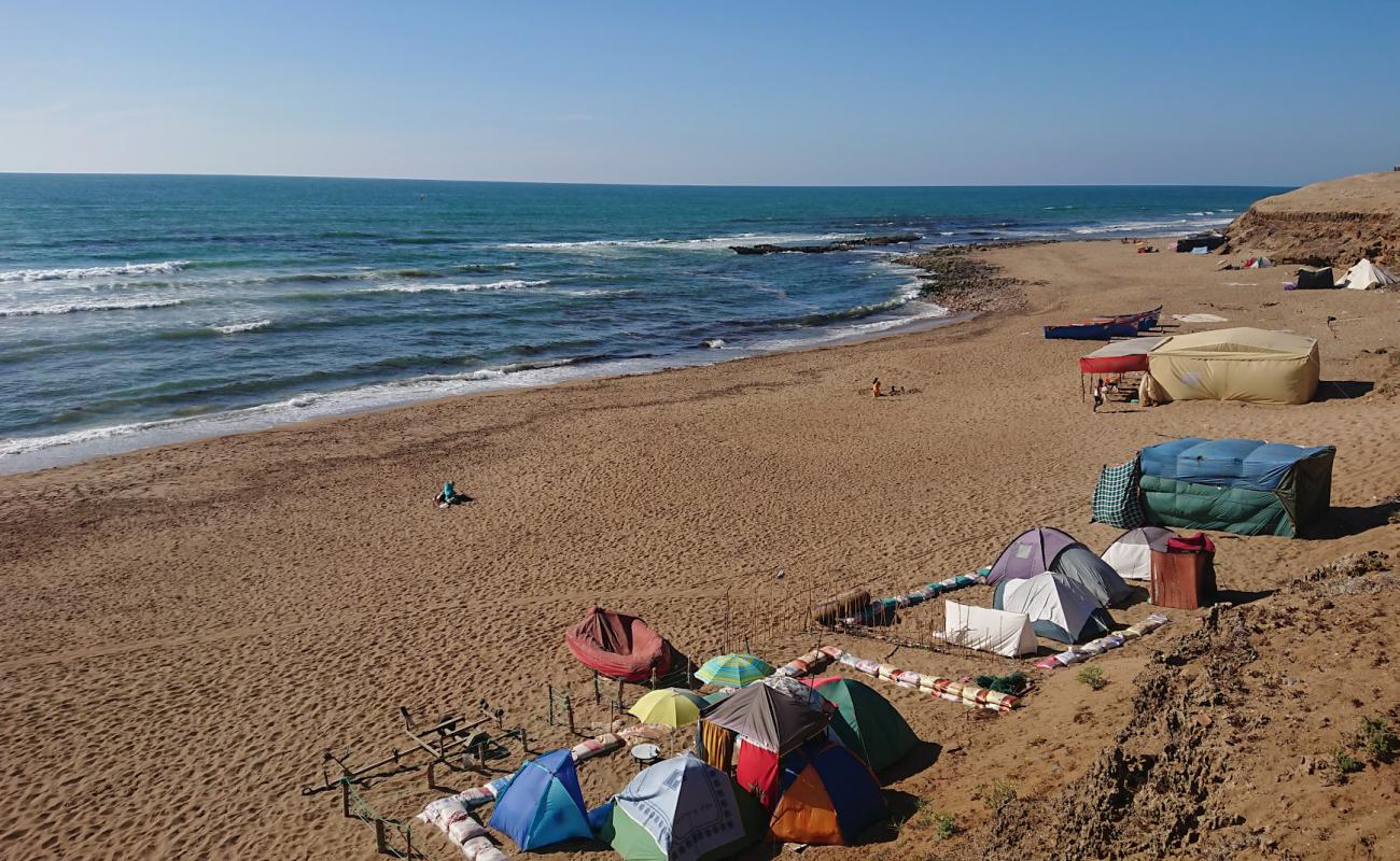 Plage Boukmour Mnasra'in fotoğrafı parlak ince kum yüzey ile