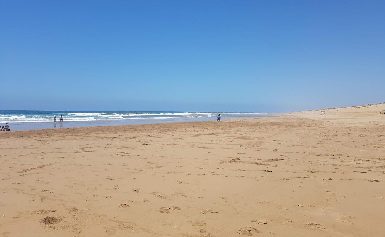Plage Sidi Boughaba'in fotoğrafı i̇nce bej kum yüzey ile