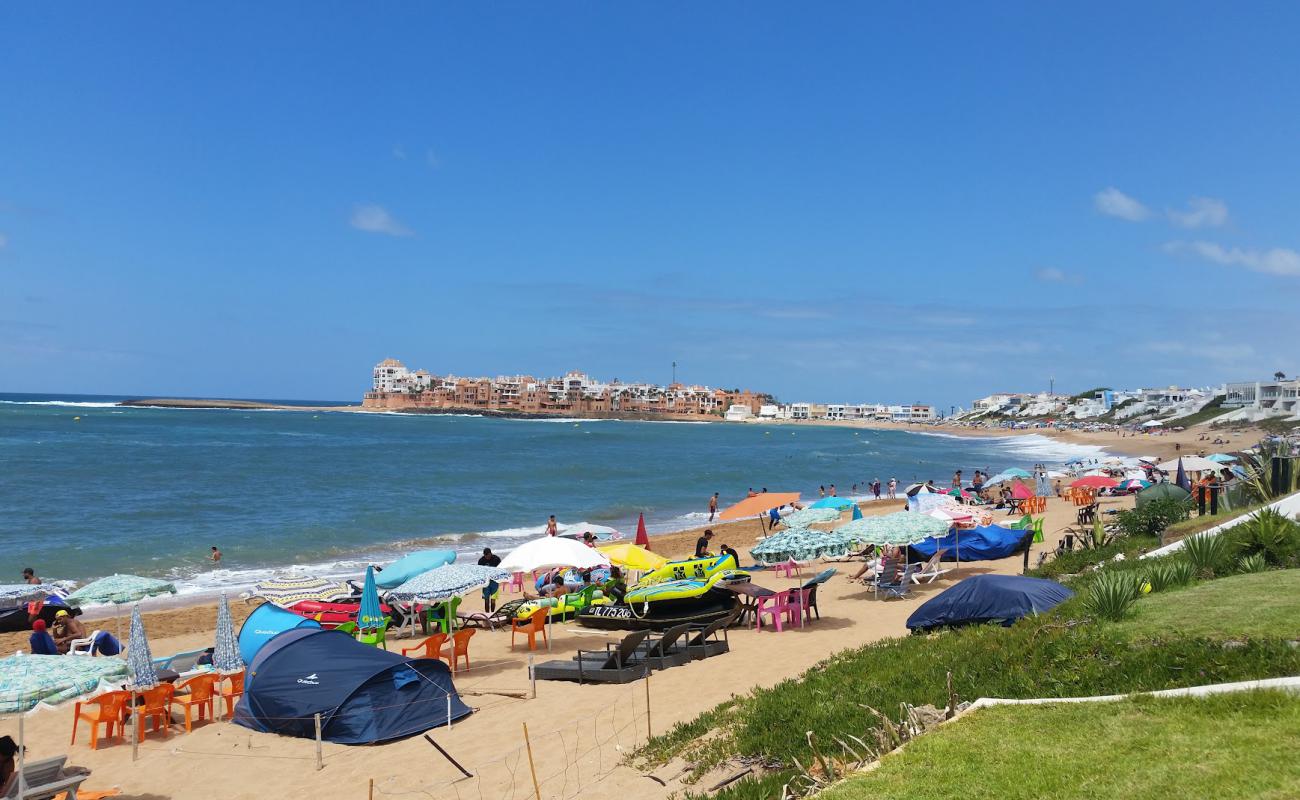 Plage Bouznika'in fotoğrafı parlak ince kum yüzey ile