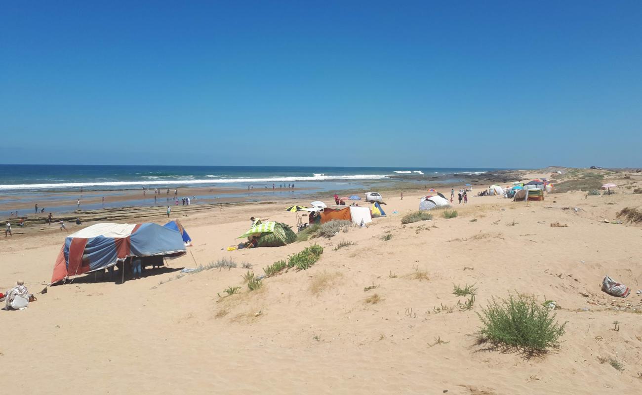 Plage Daya Mansourya'in fotoğrafı i̇nce bej kum yüzey ile