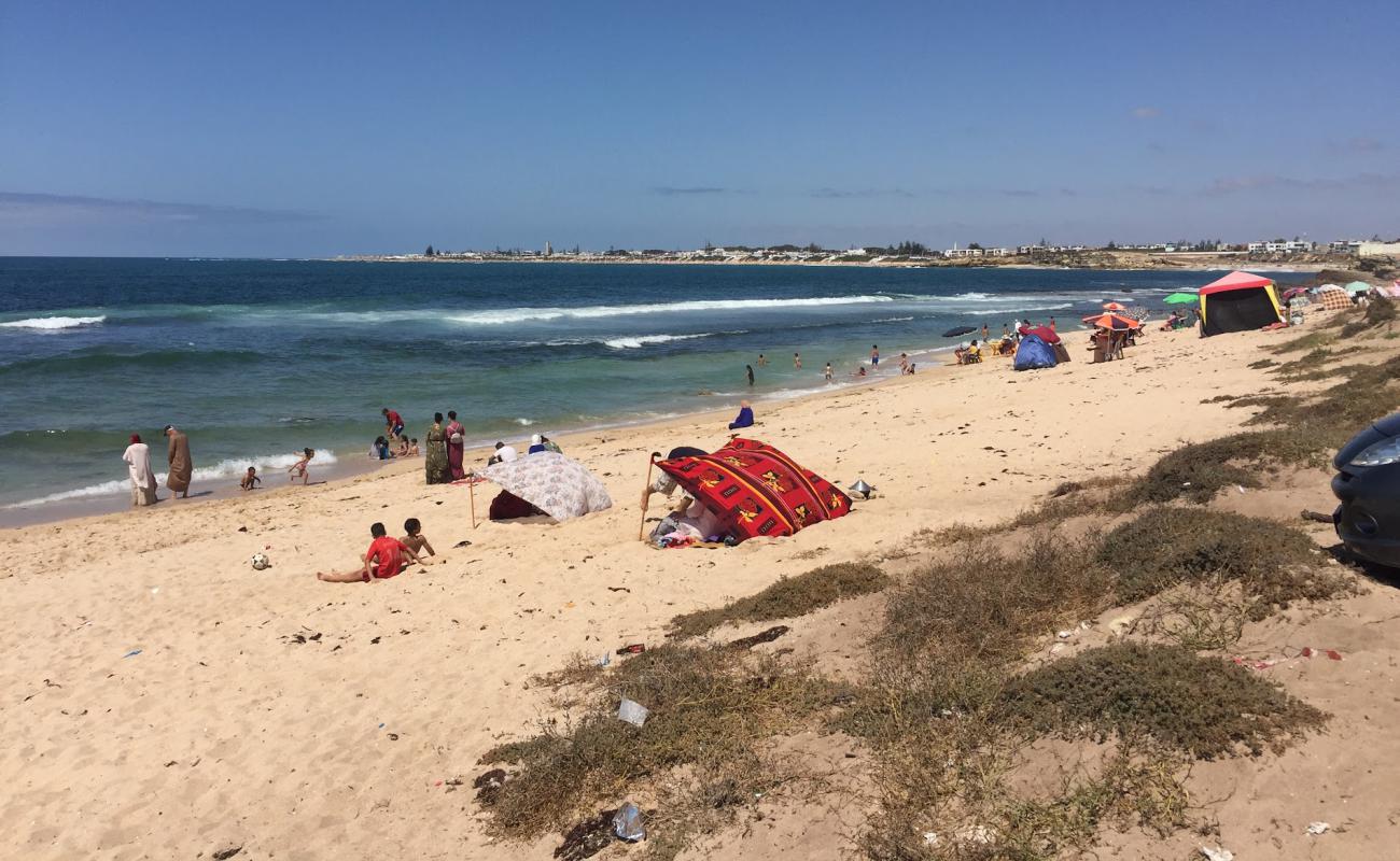 Moulay Abdellah Amghar Beach'in fotoğrafı bej kum ve kayalar yüzey ile