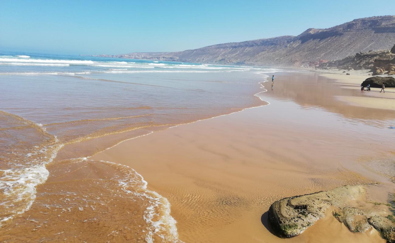 Plage Tildi'in fotoğrafı kahverengi kum yüzey ile