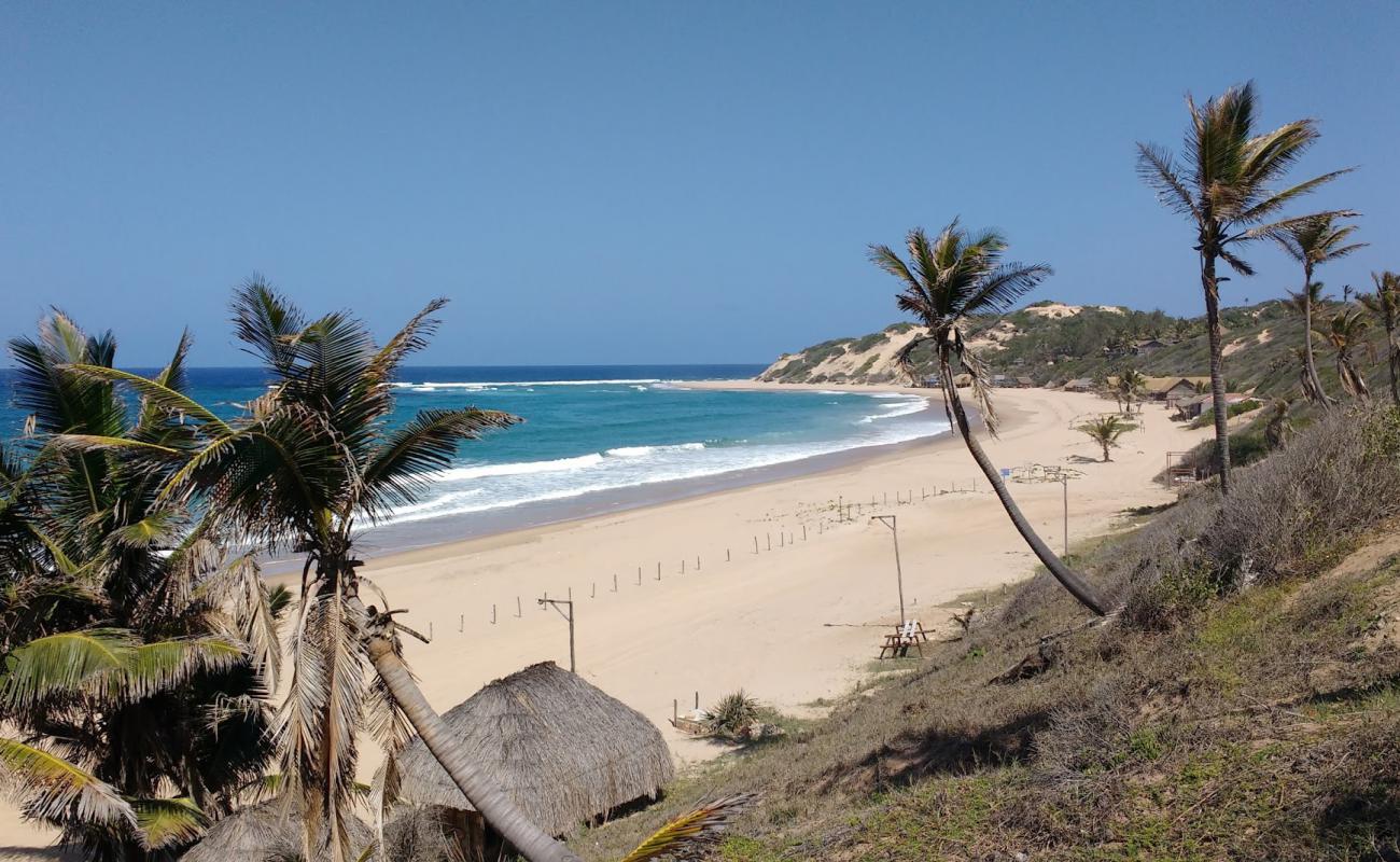 Praia de Jangamo'in fotoğrafı parlak ince kum yüzey ile