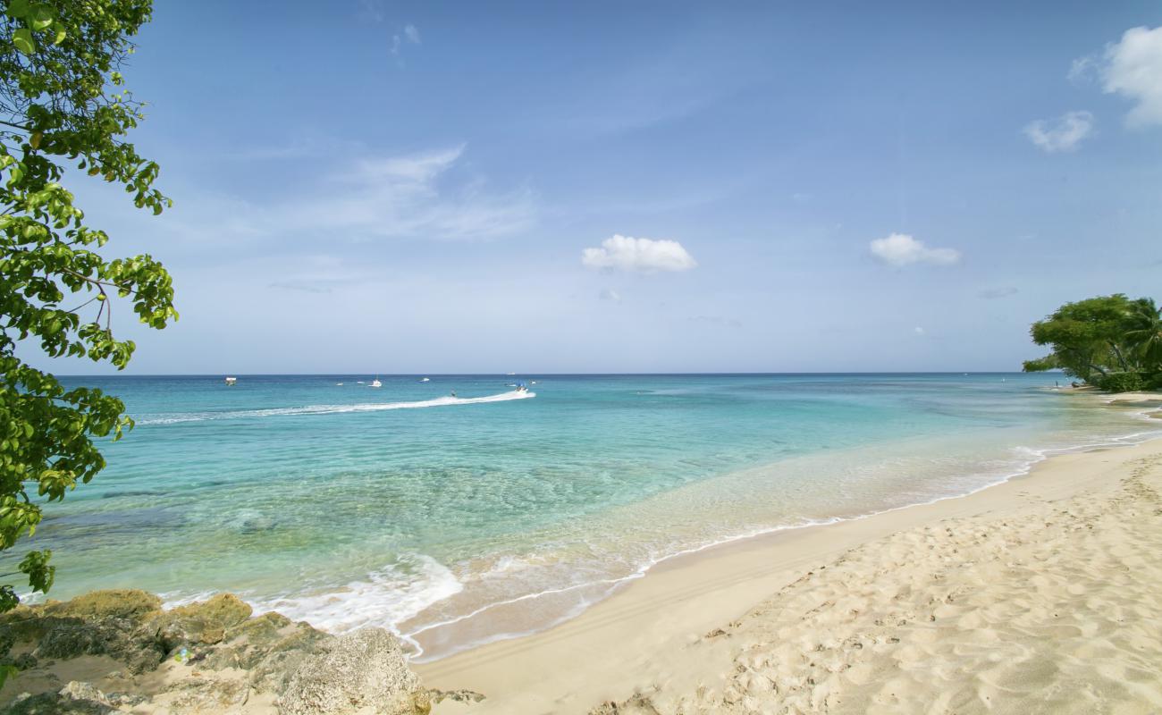 Mahogany Bay beach'in fotoğrafı açık bej kum yüzey ile