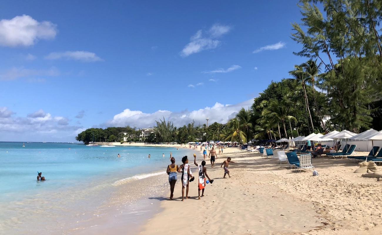 Paynes Bay beach'in fotoğrafı parlak ince kum yüzey ile