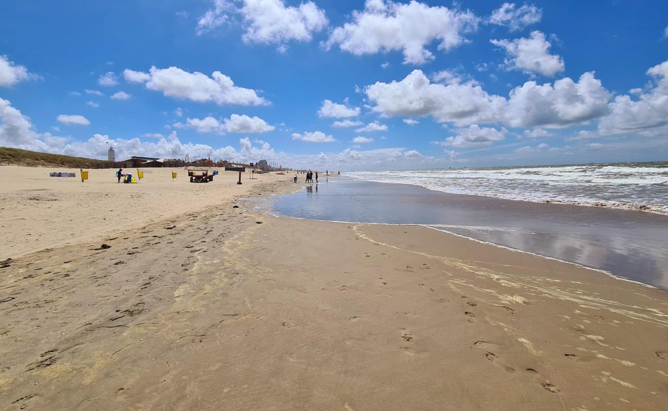 Noordwijk aan Zee'in fotoğrafı parlak kum yüzey ile