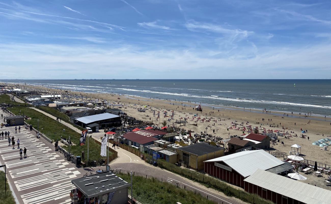 Zandvoort Plajı'in fotoğrafı parlak kum yüzey ile