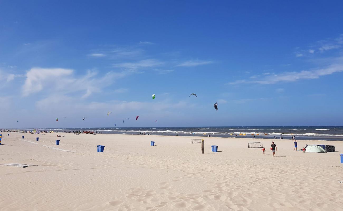 Strand Bergen aan Zee'in fotoğrafı açık bej kum yüzey ile