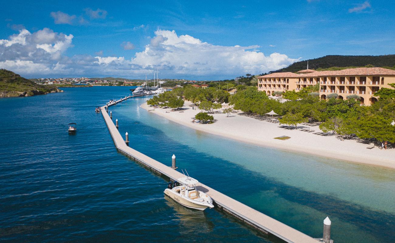 St. Barbara beach'in fotoğrafı parlak ince kum yüzey ile