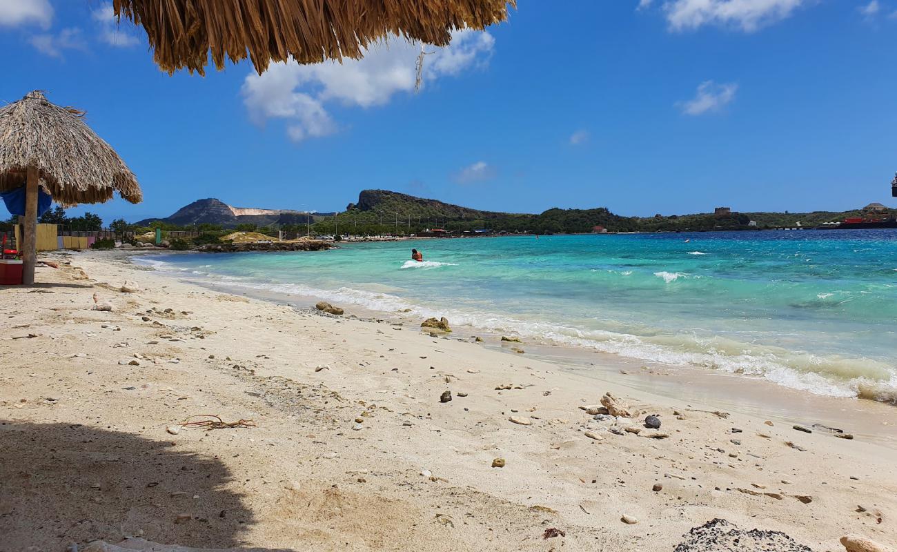 Caracas Bay'in fotoğrafı bej kum ve çakıl yüzey ile