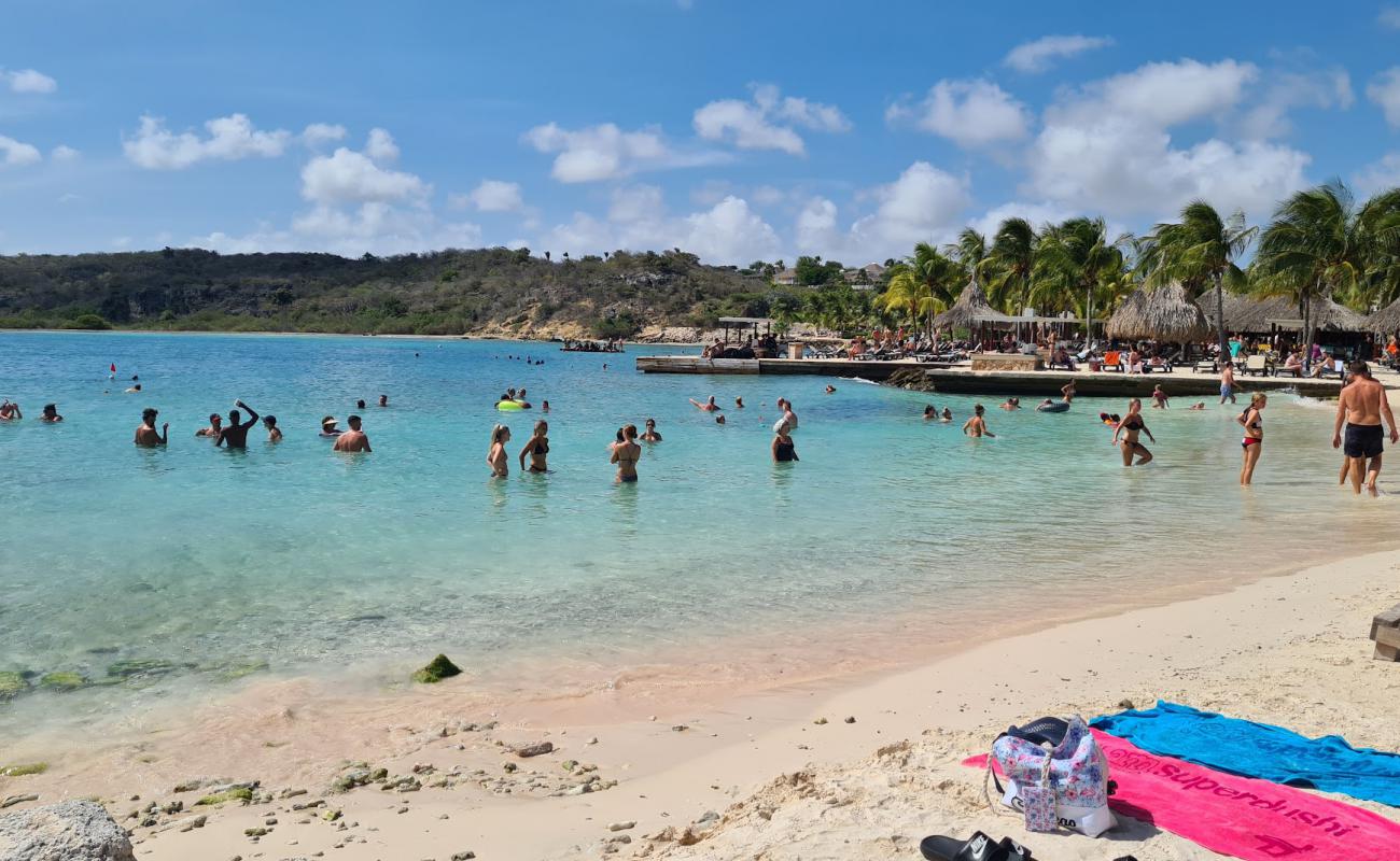 Jan Thiel beach'in fotoğrafı açık bej kum yüzey ile
