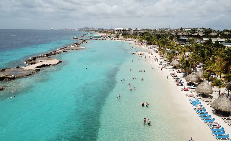 Mambo Plajı'in fotoğrafı i̇nce bej kum yüzey ile