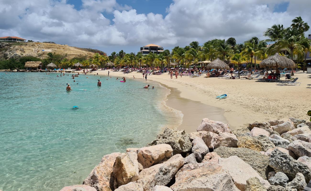 Blue Bay Curacao Plajı'in fotoğrafı parlak kum yüzey ile